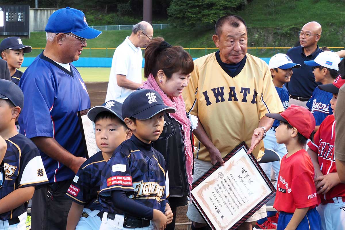 「野球、楽しんでる？」。子どもに優しく声をかける天童さん