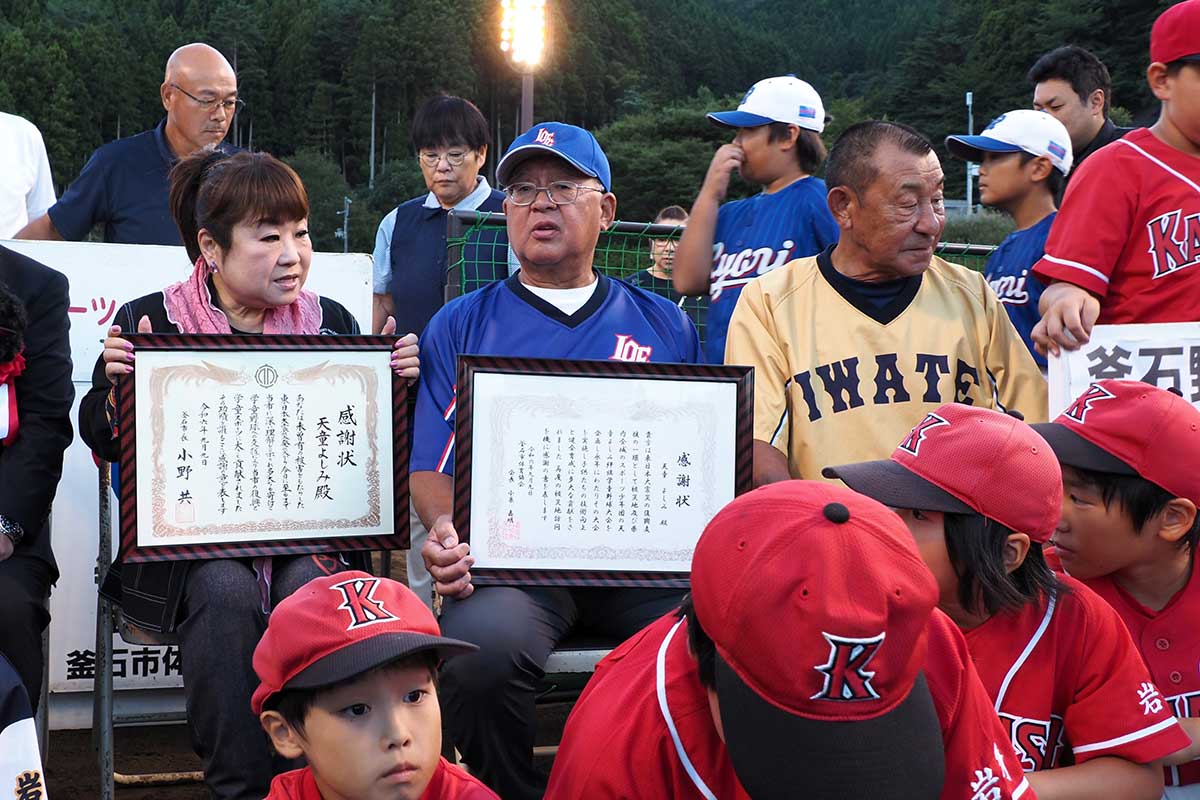 天童さんの隣に座って言葉を交わす下村五五男さん