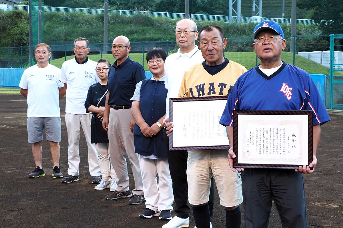 贈呈式の様子をうれしそうに見守った下村さん（手前）と大会実行委員会関係者ら