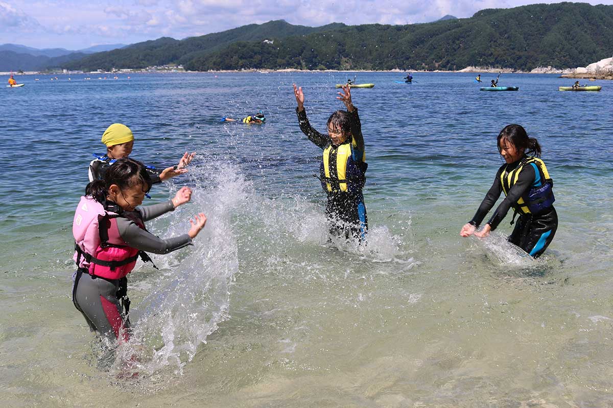 11年目を迎えた「海あそびワンデイキャンプ」＝8日、箱崎町白浜