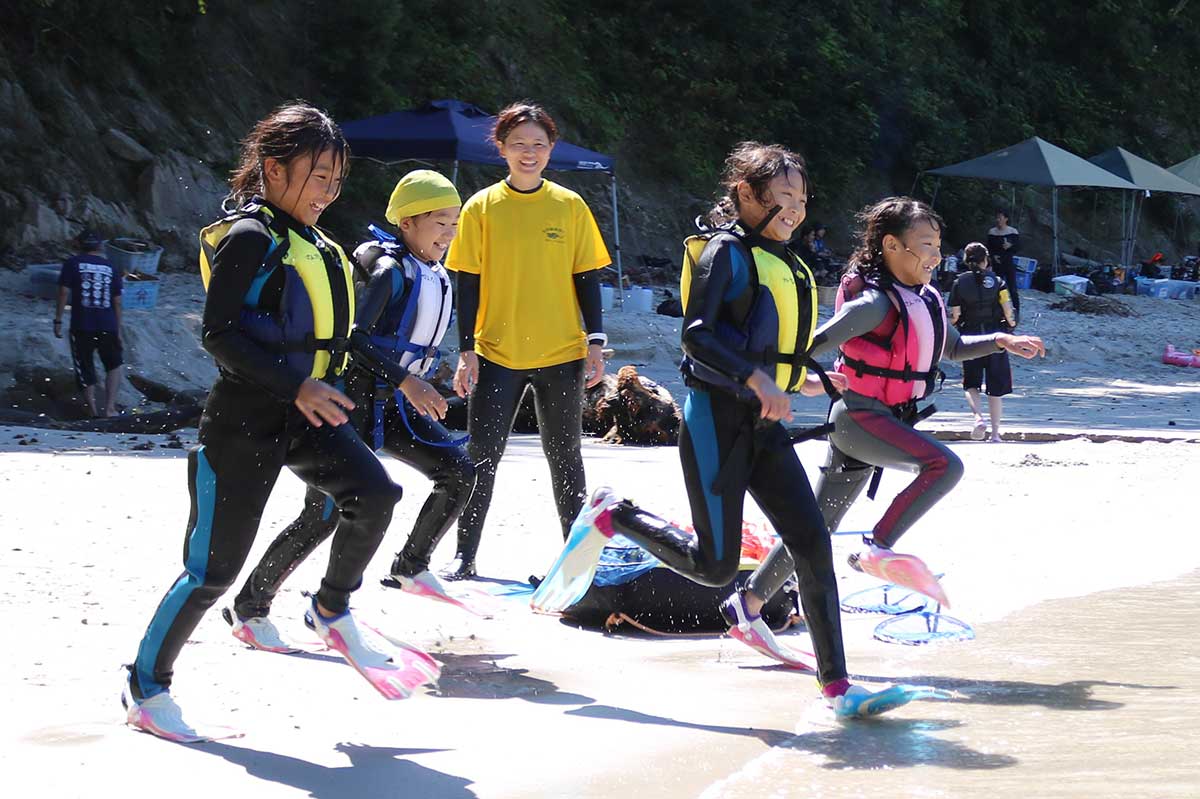 「海だー！」砂浜から駆け出す子どもたち