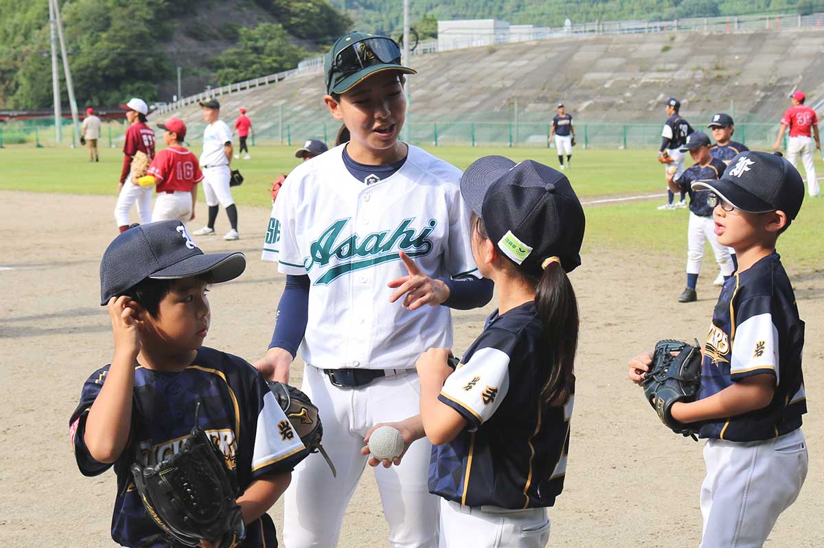 アサヒトラスト女子硬式野球部による野球教室＝7日、唐丹グラウンド