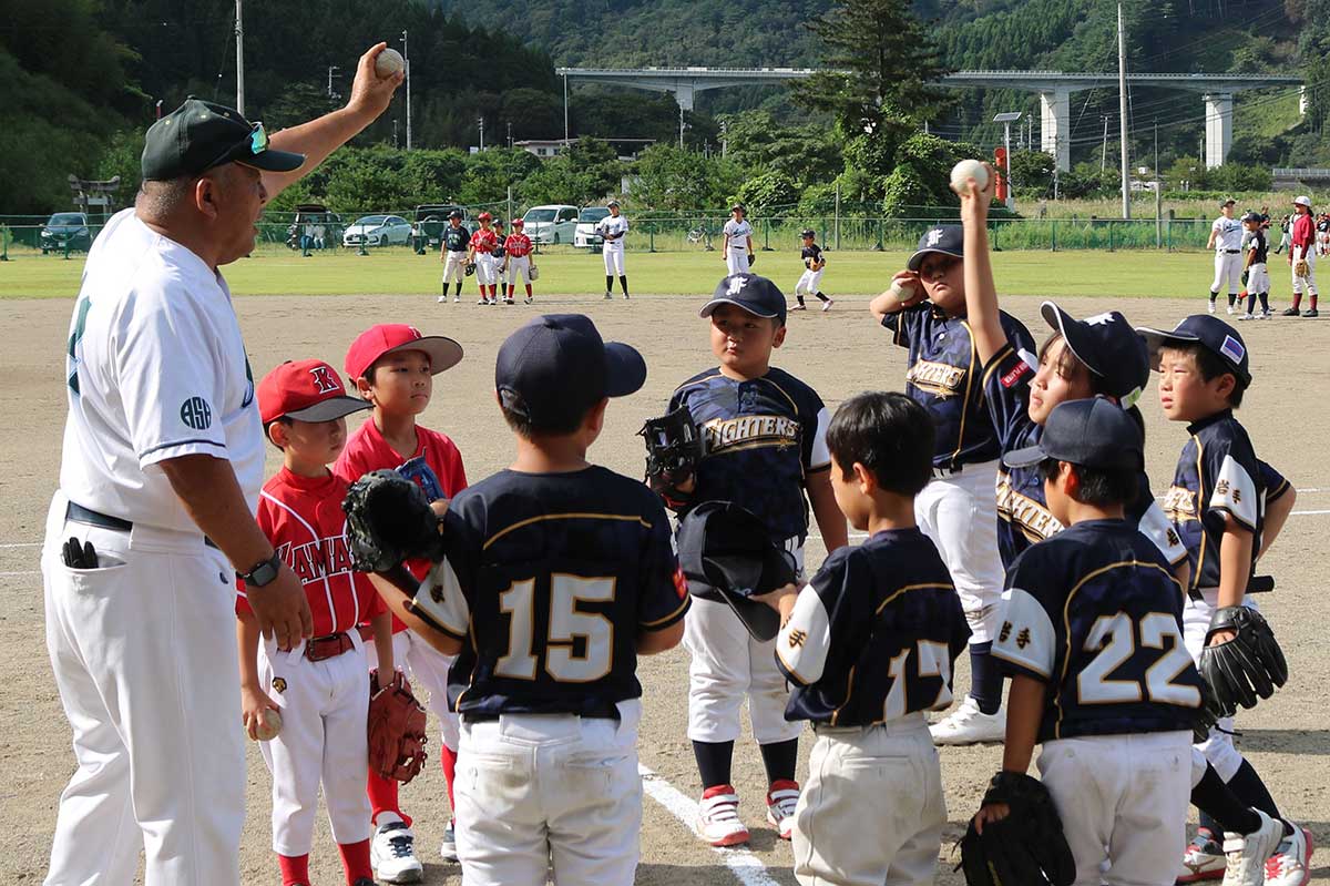 小学校低学年も「投げる」「捕る」という野球の基本を教わった