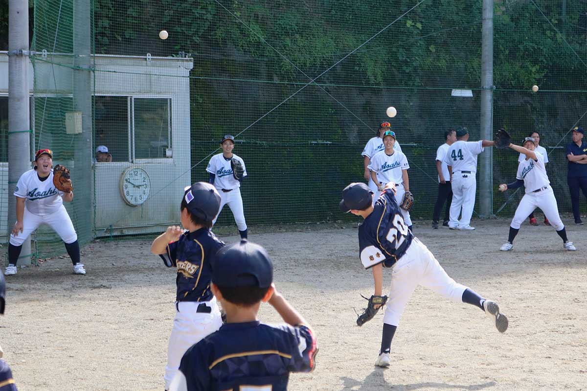 普段はない子どもたちとの練習にアサヒの選手らも笑顔