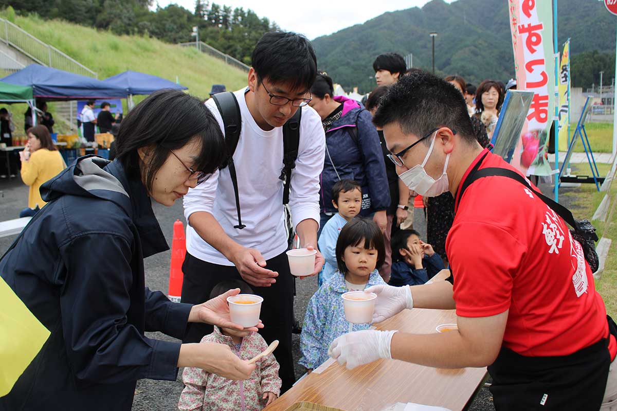 釜石産野菜スープのお振る舞いも大好評。“オール釜石”の食材で地元農産物をPR