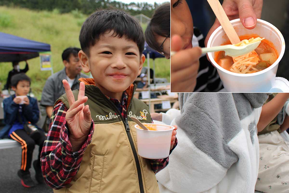 野菜スープにはお好みでチーズをトッピング。「おいしい！」とピースサインの子ども