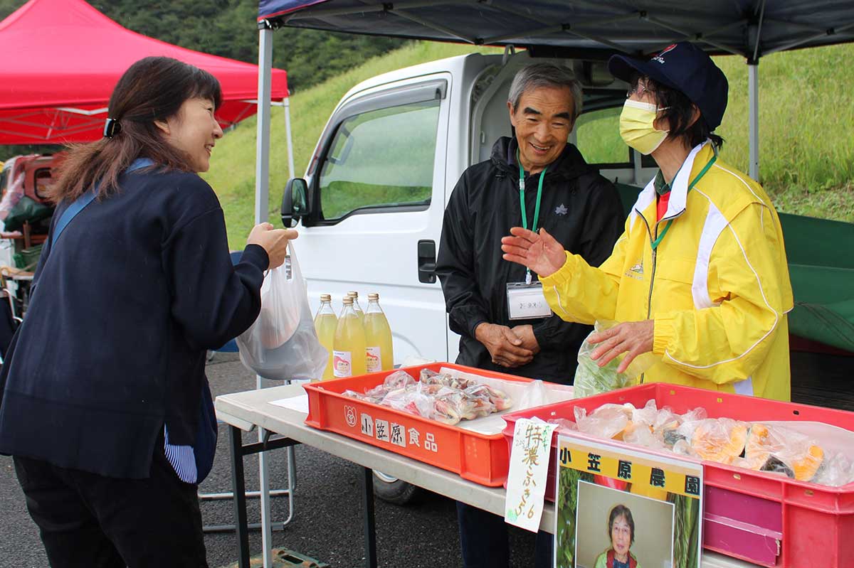 初夏から秋にかけ月1回開催中の「かまいし軽トラ市」も同時開催。季節の野菜や果物を販売した