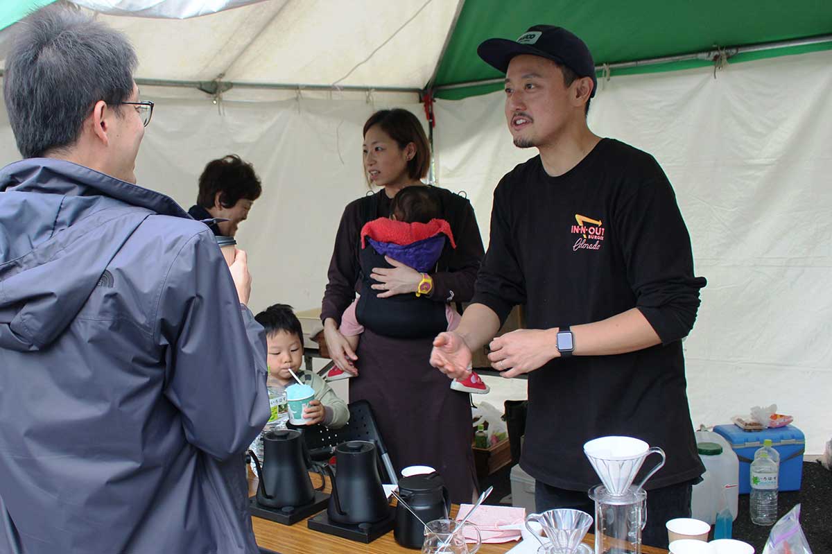 元釜石市職員の植田真治さん（右）は自慢のコーヒーを販売。顔なじみの市民が多数立ち寄った