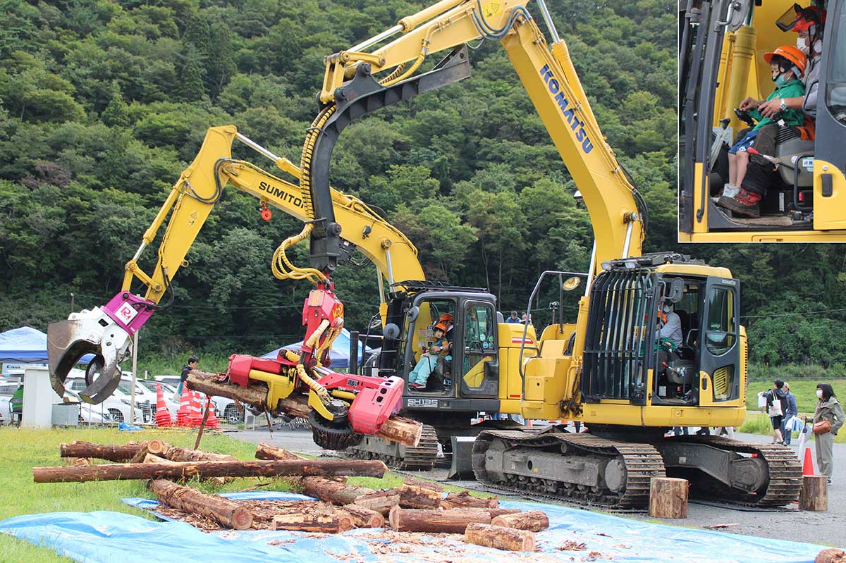 「働く自動車展」に初お目見えした林業機械の操作体験。釜石地方森林組合の職員と一緒に機械を動かす