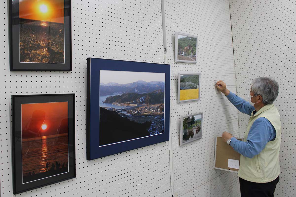 展示会では作品に出品者の名前も添えられている。顔見知りの医師や看護師の作品もあるかも