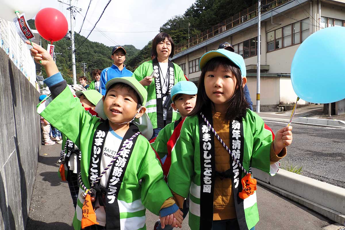 「火の用心」と呼びかけたかまいしこども園の園児たち