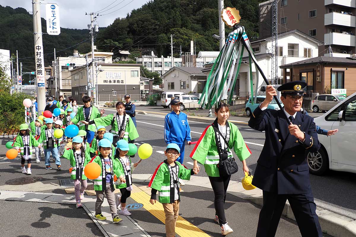 「火の用心」と伝える園児らを小林太署長が引っ張る