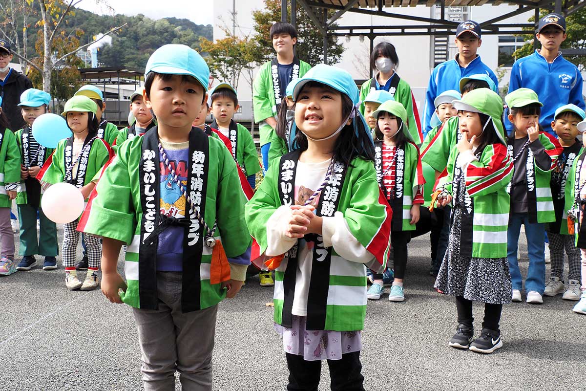 大町広場で地域の人たちに防火の誓いを伝える子どもら