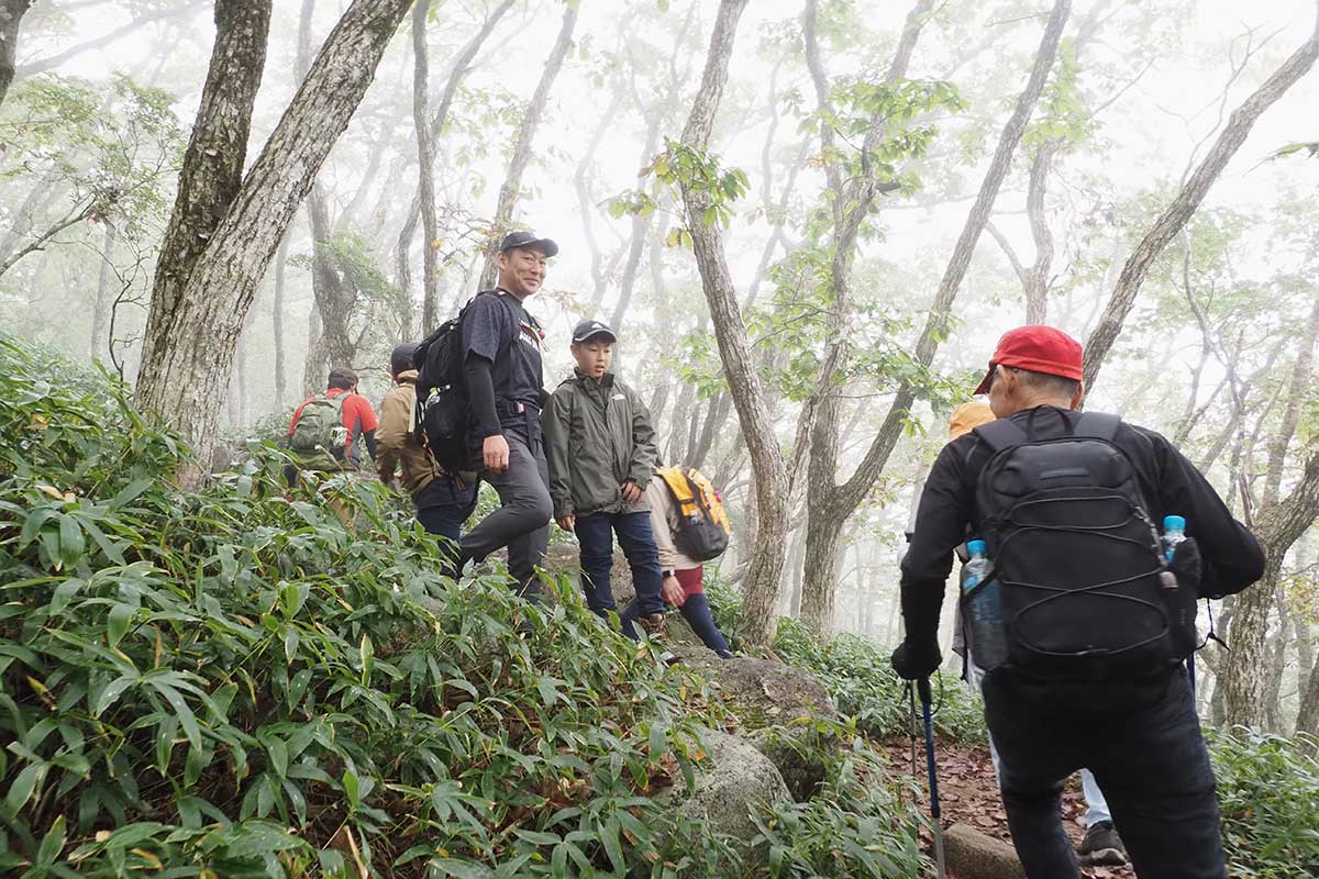 道を譲り合って言葉を交わすのも登山の魅力