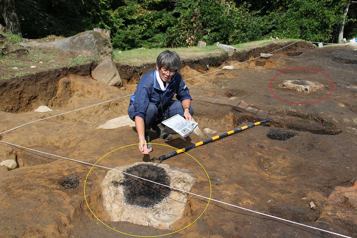 昨年度の試掘調査で見つかった鍛冶炉（赤丸）の南側で新たな鍛冶炉（黄丸）を検出。粘土製の炉の中に黒い炭が見られる