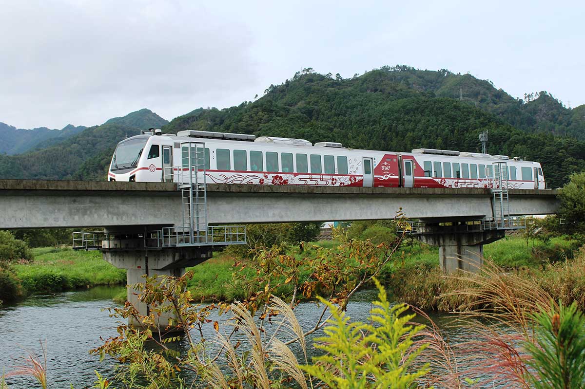 三陸鉄道リアス線を走るJRの観光列車「ひなび」＝釜石市鵜住居町