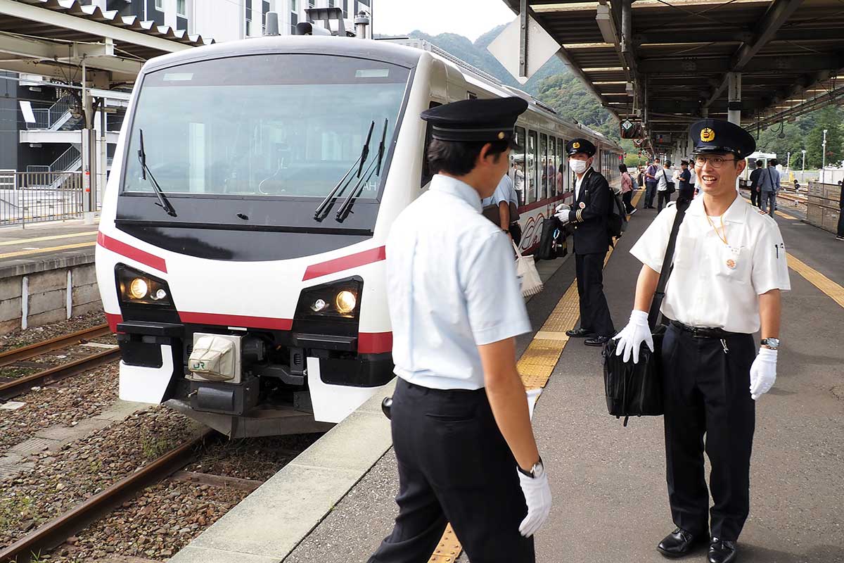 JR（手前）と三鉄（右）の運転士が引き継ぎのあいさつをする場面も