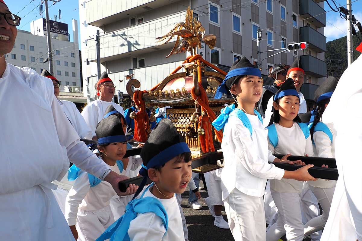 修繕された神輿を担いで行列を盛り上げた子どもたち