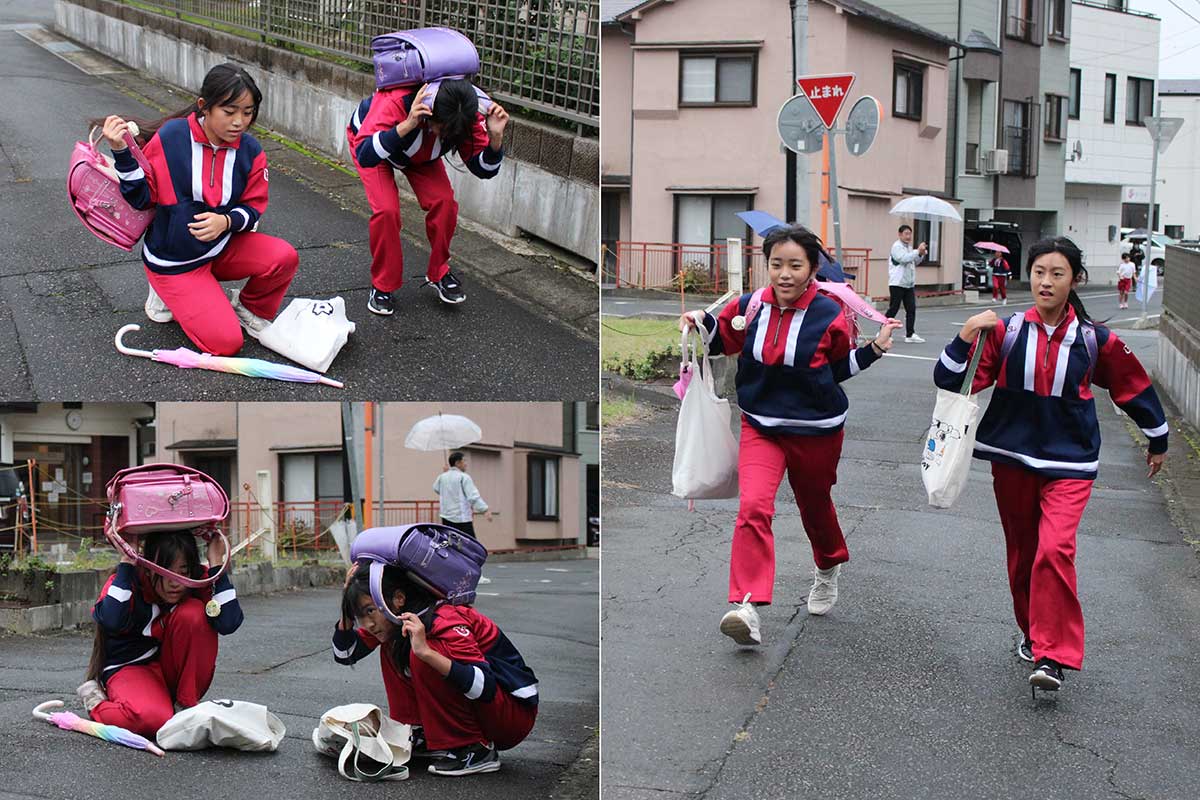 写真左：下校時の地震発生を受け、ランドセルで頭を守り低い姿勢をとる児童（訓練）　同右：大津波警報、避難指示発令の放送で高台への避難を開始（訓練）