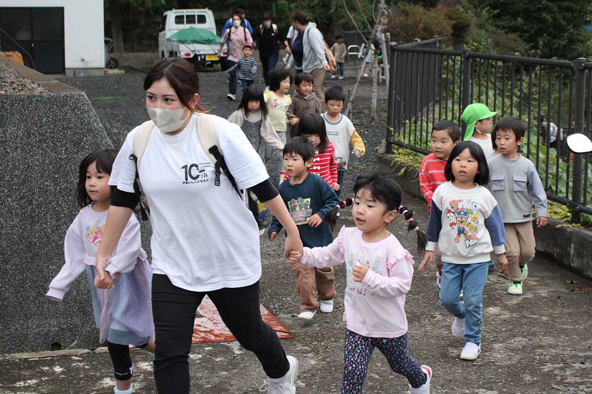 釜石小が訓練の声掛けをした、かまいしこども園の園児も天神町側の階段から上ってきた