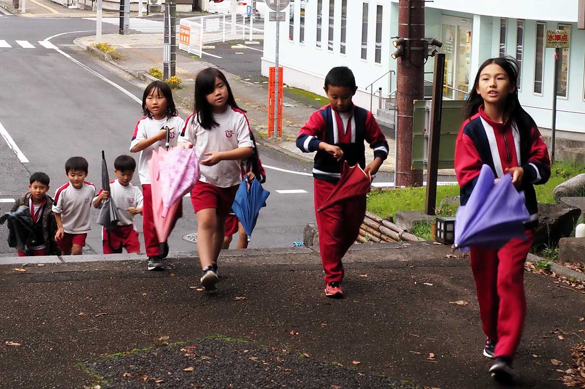 学校に近い薬師公園に避難する釜石小児童（正面上り口）