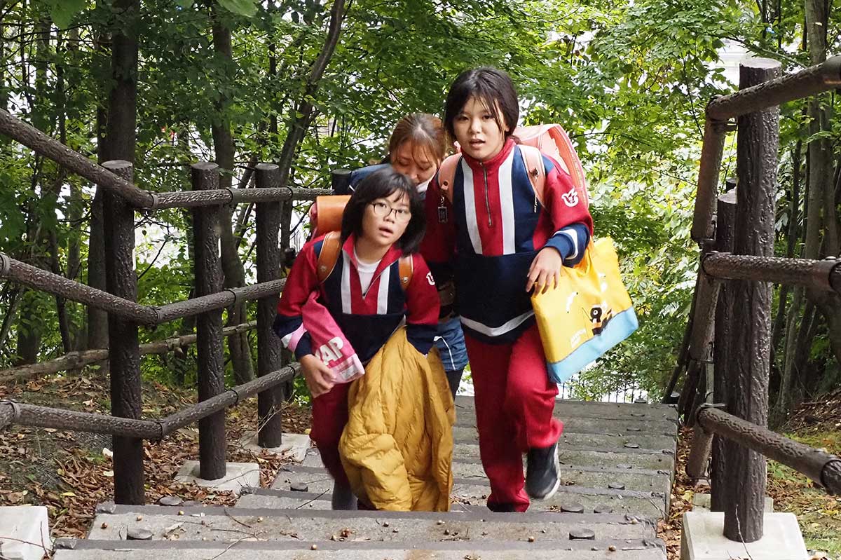 薬師公園へのルートは正面以外にも。児童らは最短で上れるルートを選択