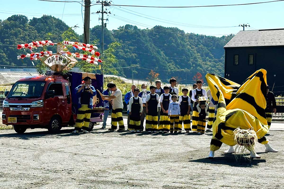 心一つに片岸虎舞を披露する保存会のメンバー