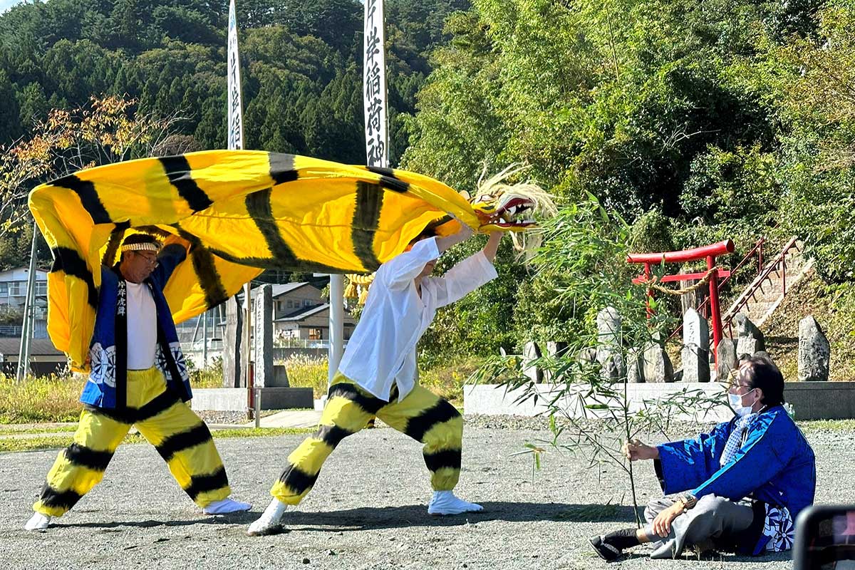 片岸稲荷神社前にある広場で虎舞を披露した