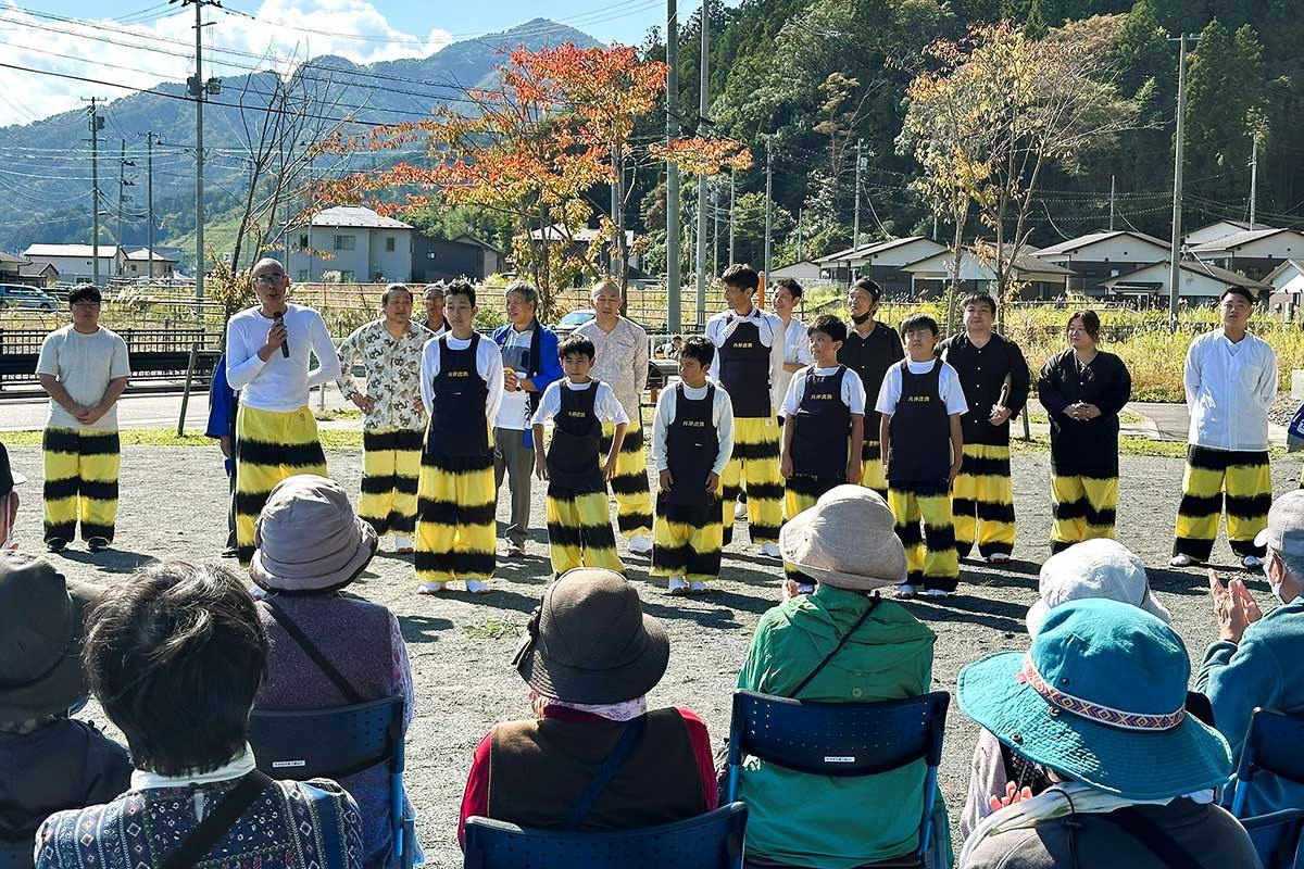 息の合った演舞とおはやしに住民らが拍手を送った