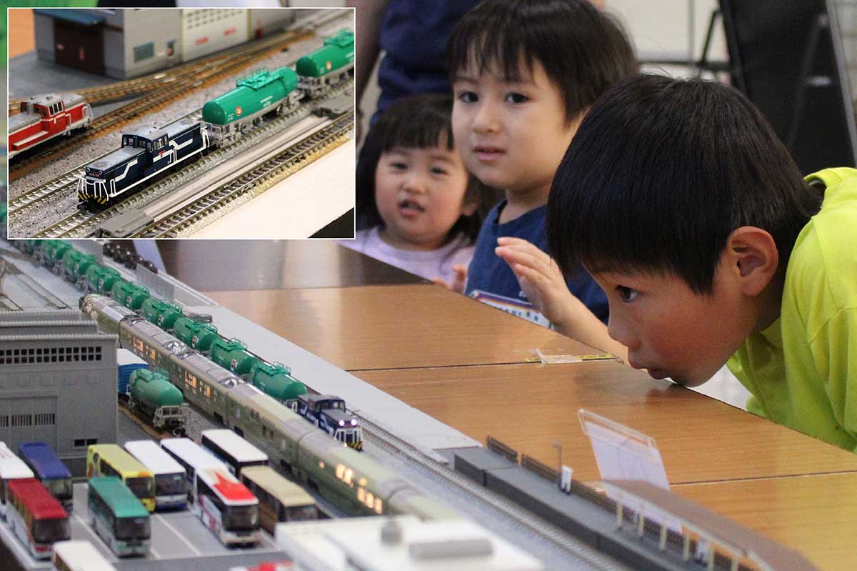 鉄道模型（Nゲージ）の展示に子どもたちは目がくぎ付け