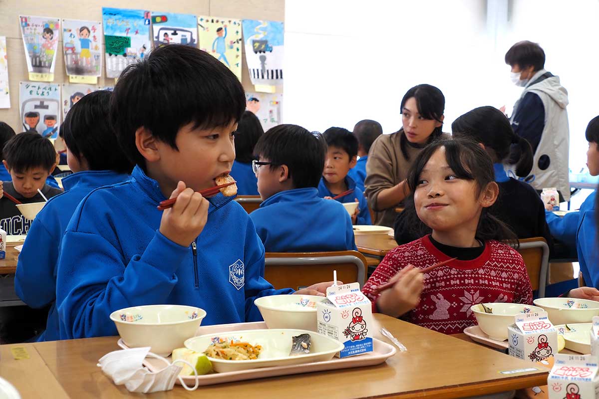 釜石産食材を使った給食を味わう鵜住居小児童