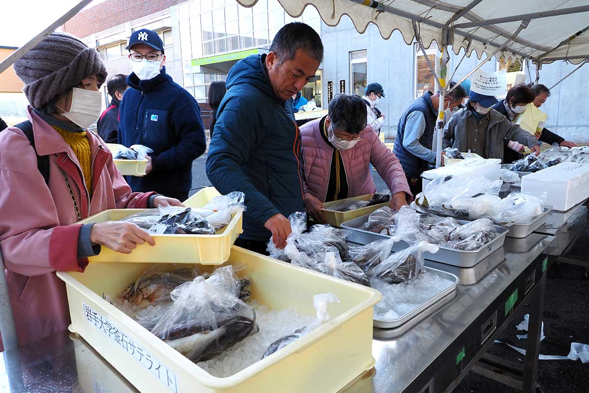 釜石で水揚げされた新鮮な魚介類を買い求める人でにぎわう