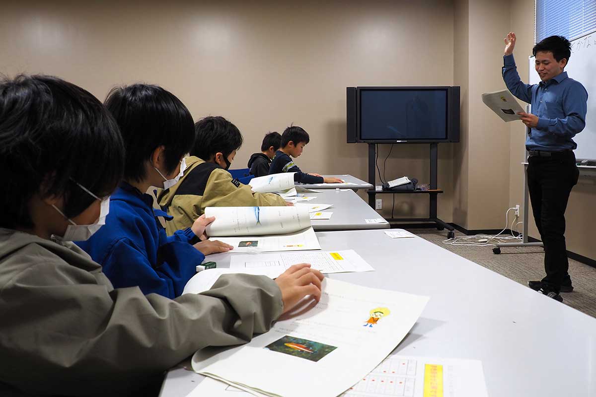 検定を終えて学生の解説に耳を傾ける子どもたち