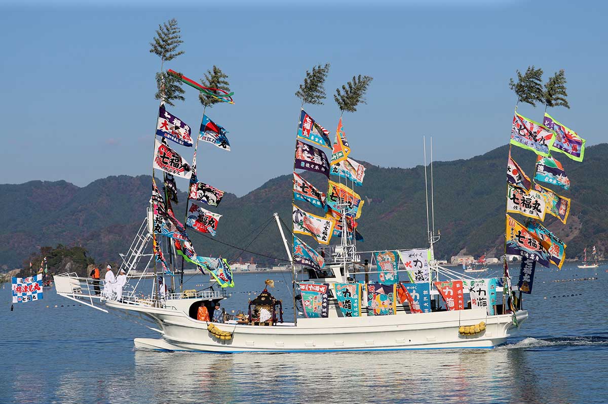 曳き船（みこし海上渡御）などが行われた尾崎神社本宮式年大祭＝釜石・尾崎白浜