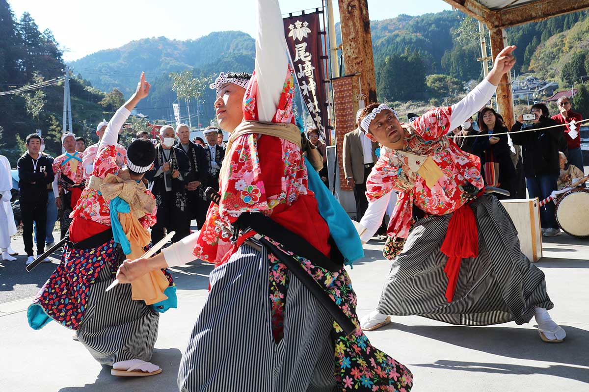 3人の舞い手が息の合った踊りを見せる。見物客もなかなか見られない踊りに興味津々