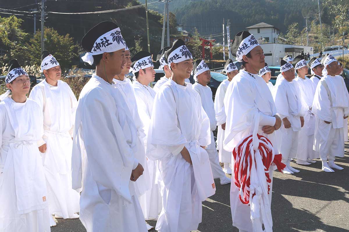 みこし担ぎには高校生ら若手も協力。祭りを通して地域の良さを感じた