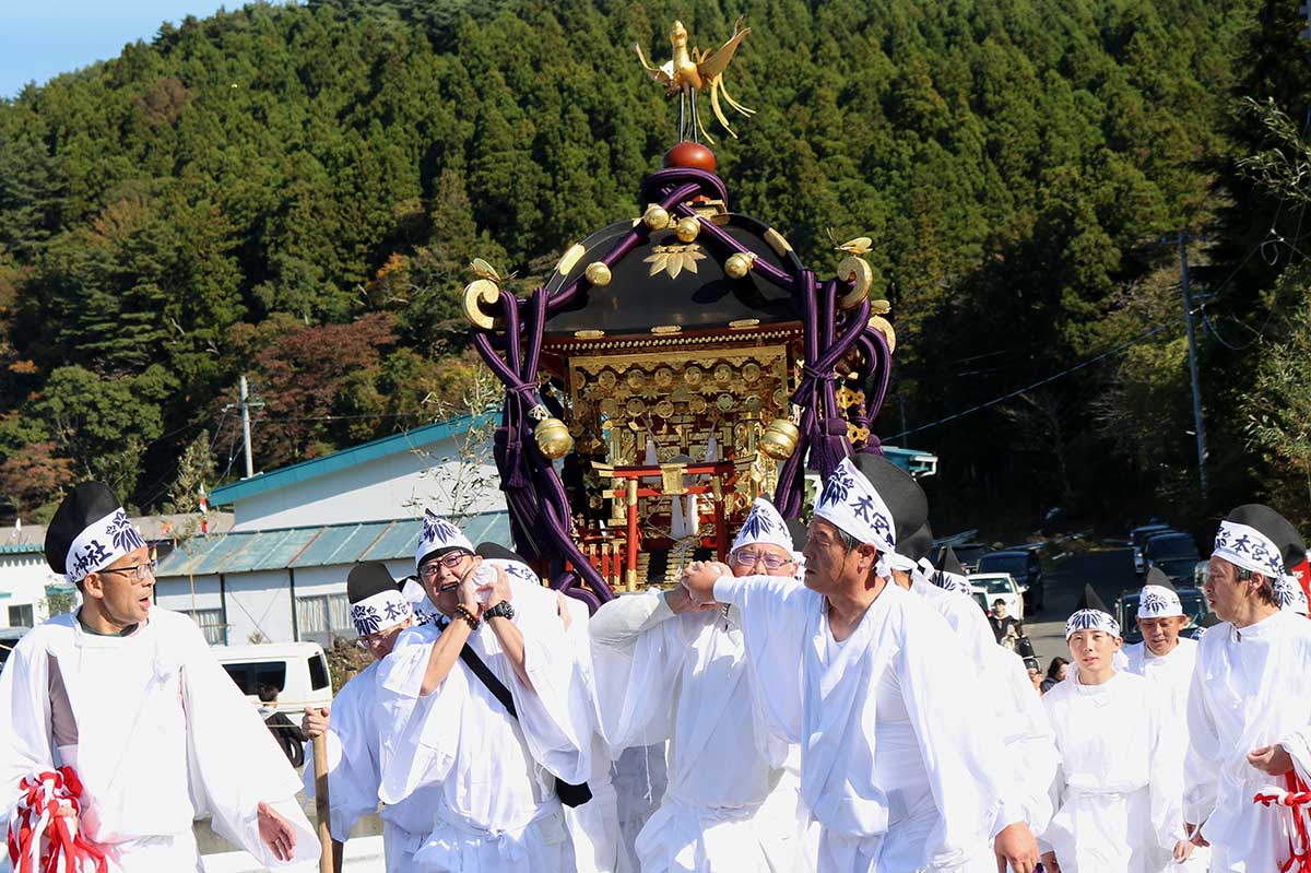 海上渡御を終え、神社に戻るみこし。地域住民らが手を合わせて感謝した