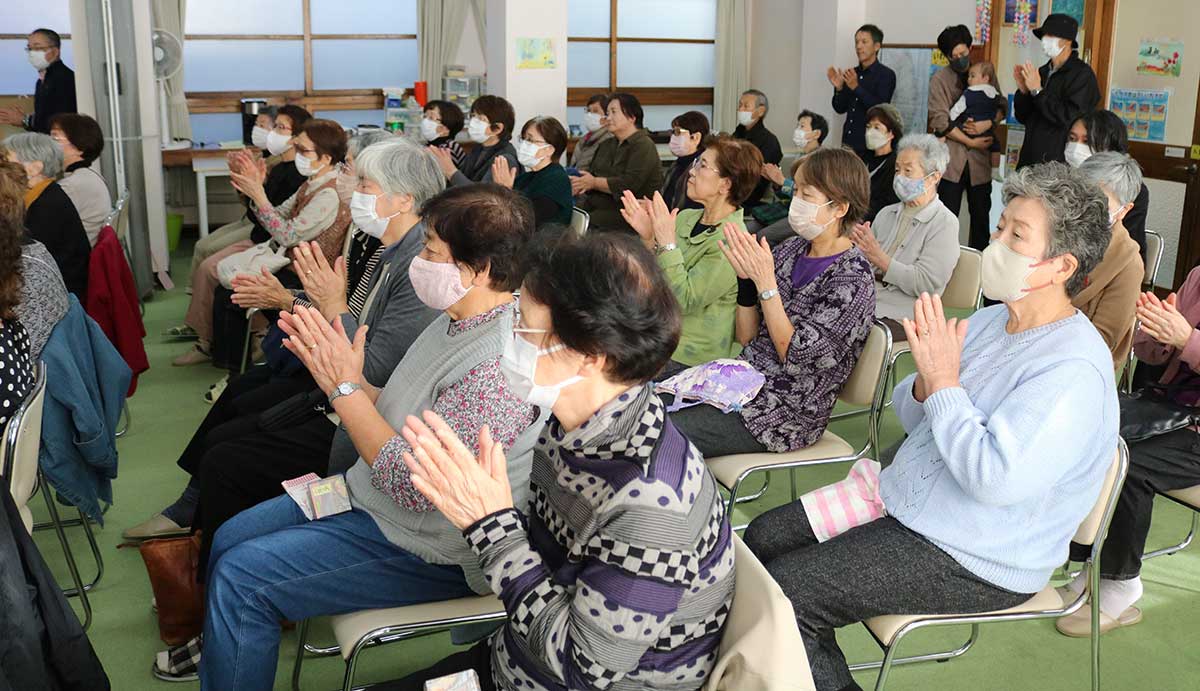 岩手出身作家の作品を題材にしたコンサートに拍手を送る来場者