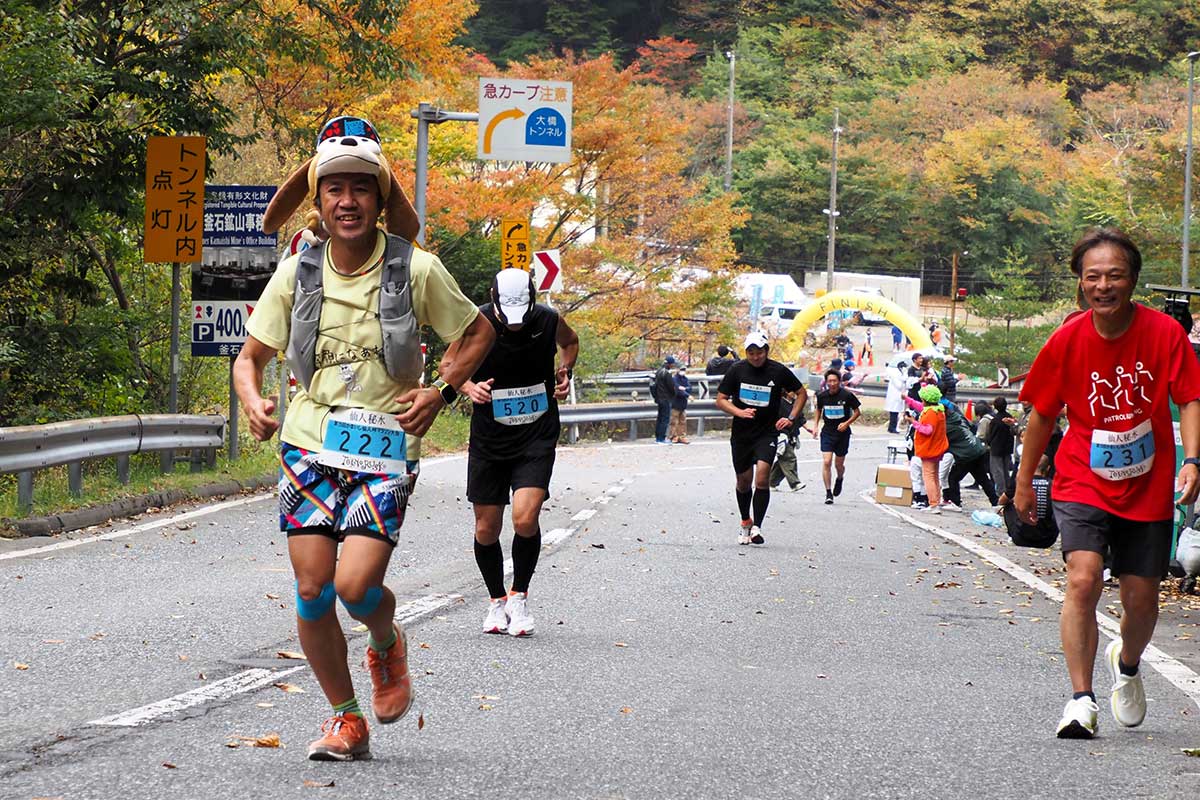 大橋トンネルを抜けた辺りでランナーは笑顔を見せるも…