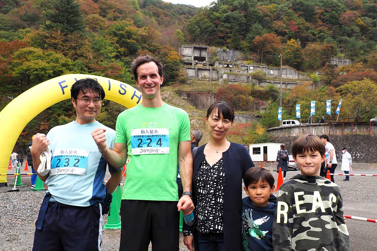 「遠来賞」の川本啓さん（左）とリンドステット トーマスさん一家