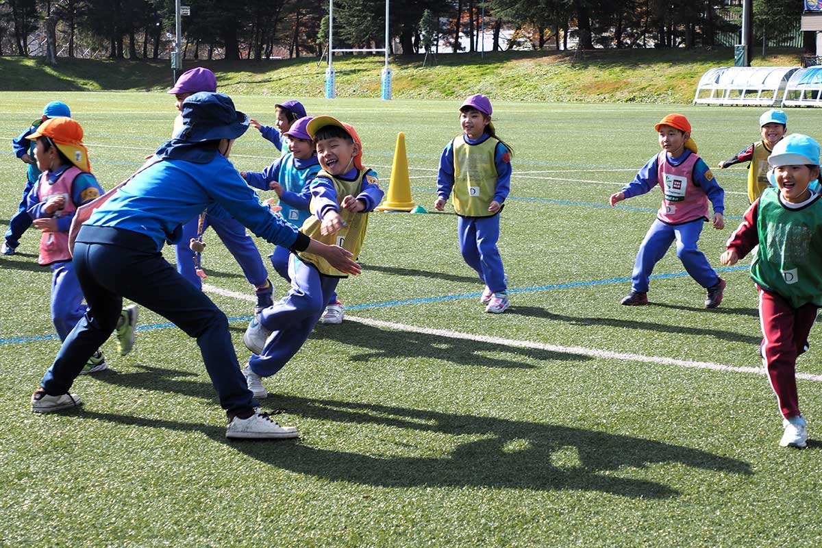 鬼ごっこが準備運動。思い切り走ってにこにこ顔