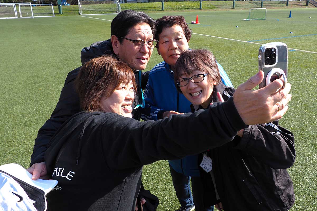 4園合同イベントを初開催した松岡公浩園長（後列左）ら