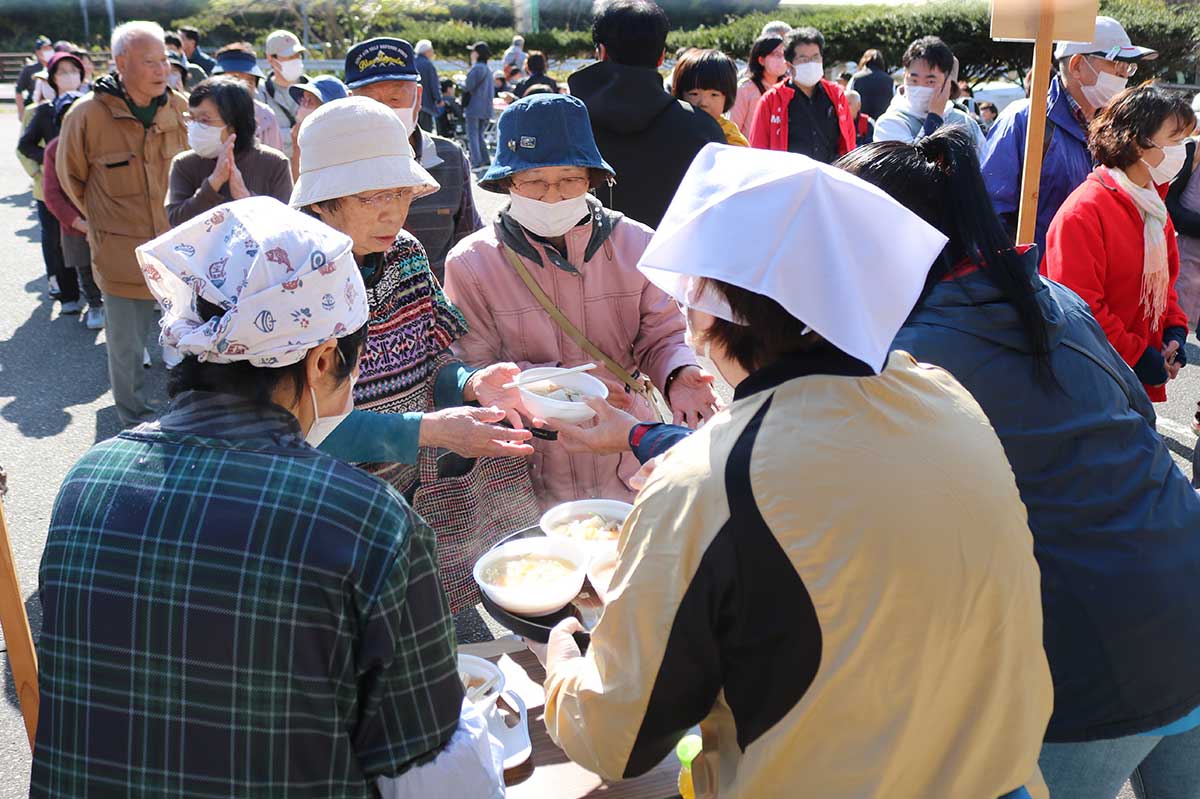 豚汁のお振る舞いには長い列ができた。この味を求めて足を運ぶ人も多い