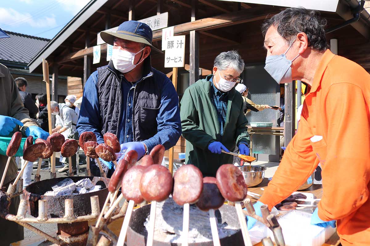 炭火で焼くきびだんご。手作りのみそだれが香ばしさを倍増