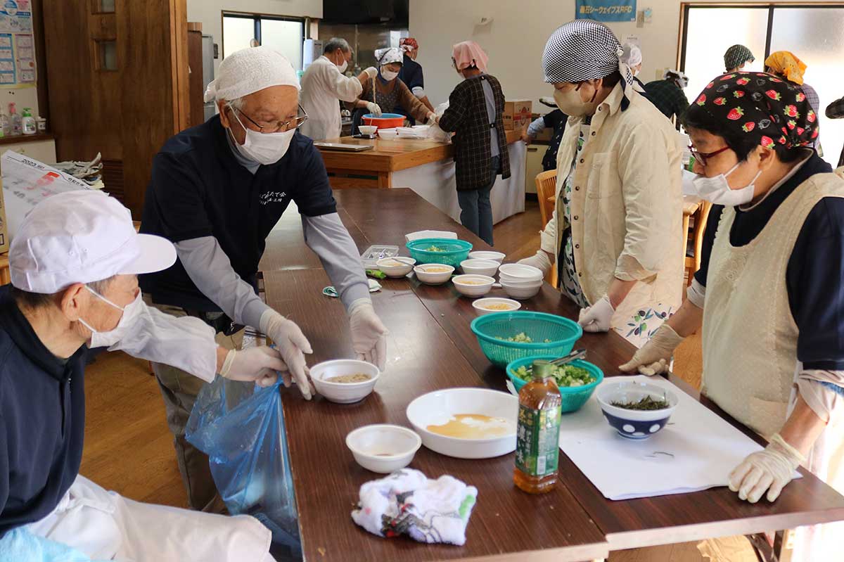 会員がそば打ちをし、ゆでたてを提供する「そばの三たて会」