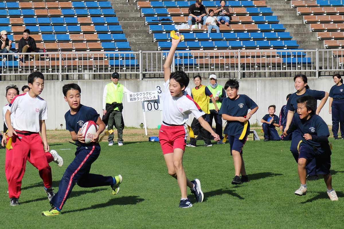 対戦相手の腰にぶらさげたタグを取るのがタックル代わり