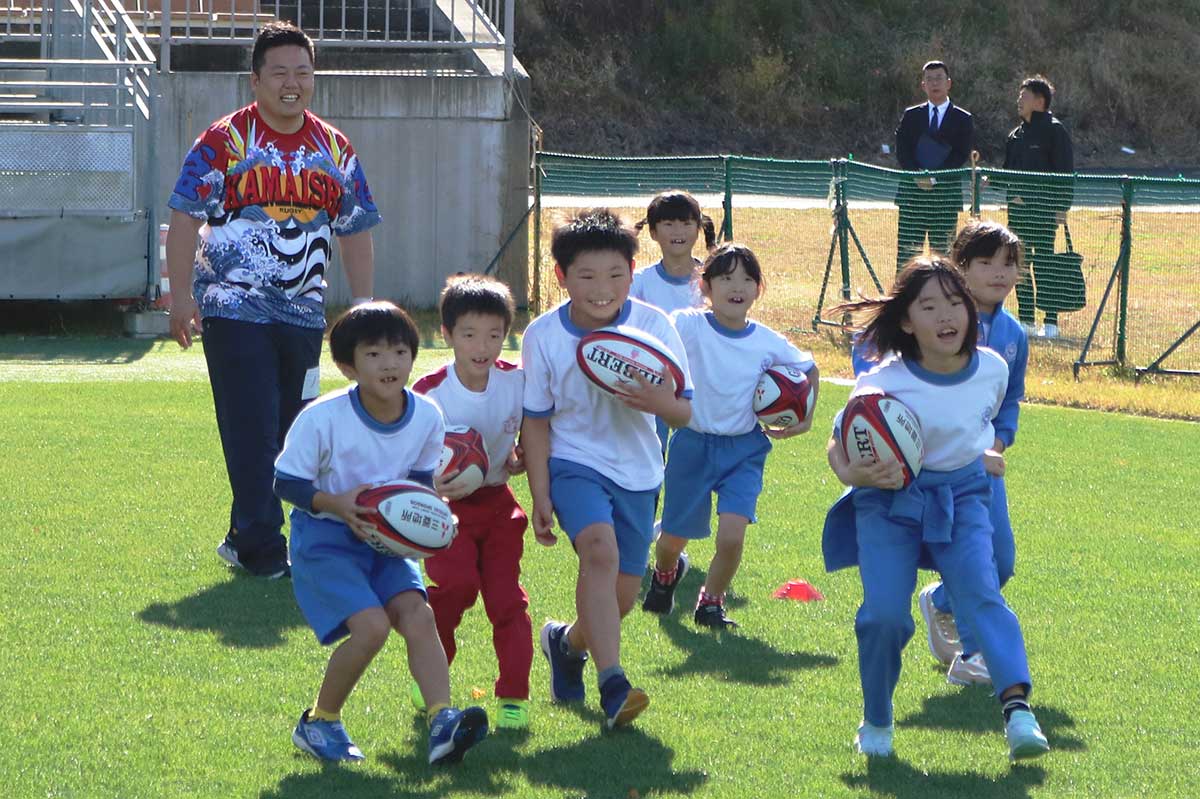 教室はラグビーの普及活動に取り組む地域おこし協力隊員竹中伸明さん（左奥）が中心となり実施