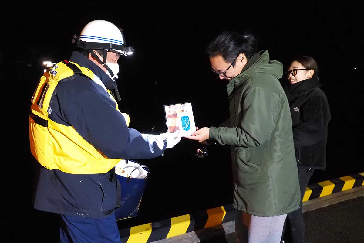 釜石港で釣り人に注意を呼びかける釜石海上保安部の職員