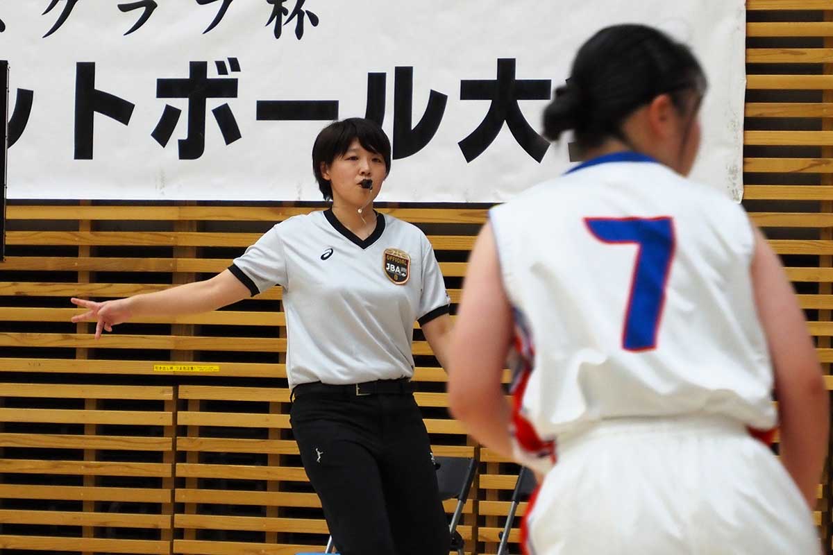 招待試合を提案した佐藤彩華教諭も選手たちと走った