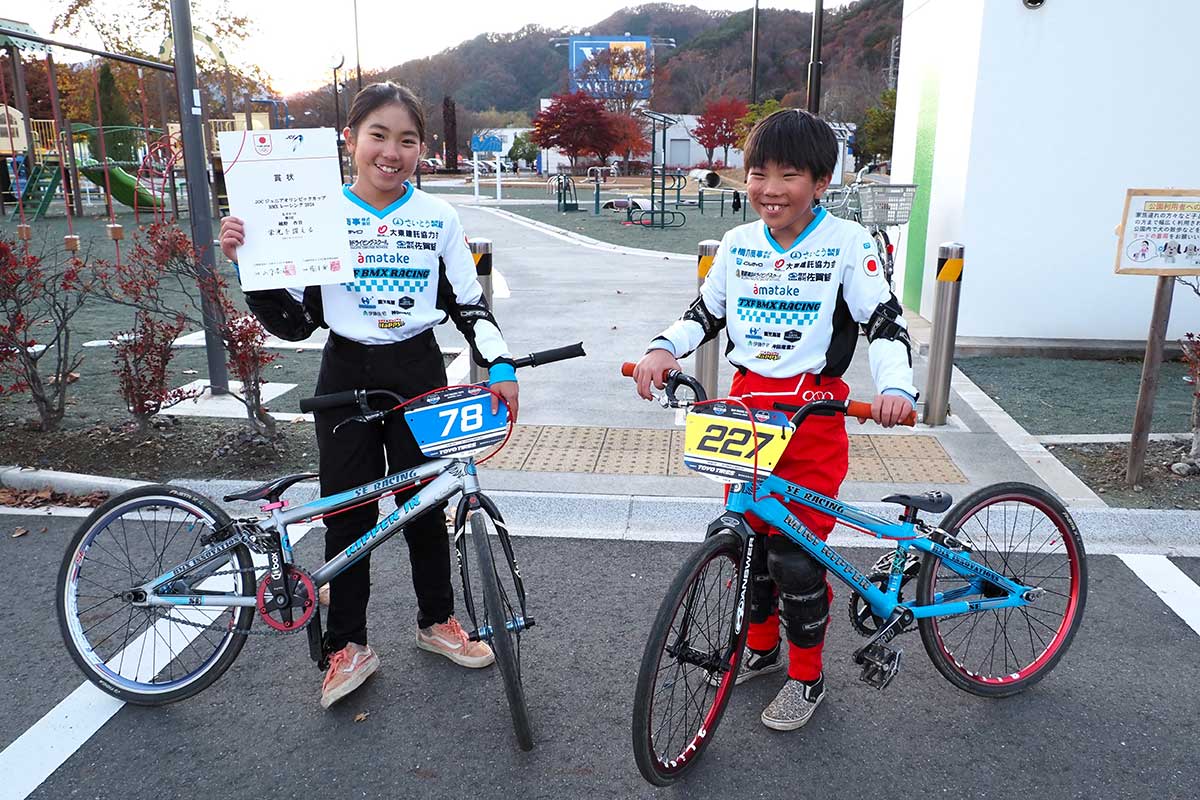 賞状を手にする杏音さん（左）と笑顔を重ねる斗葵さん